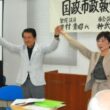 市議選勝利に向け決意を固め合う（右から）神武、田村の両氏＝５日、福岡県太宰府市