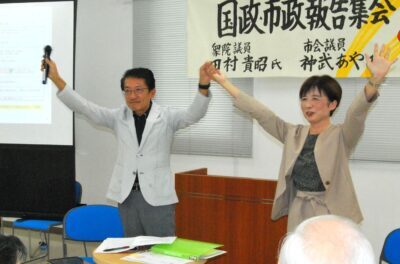 市議選勝利に向け決意を固め合う（右から）神武、田村の両氏＝５日、福岡県太宰府市