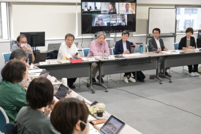 懇談する（右から）白川参院議員、田村衆院議員、倉林副委員長と、民医連の増田会長、岸本啓介事務局長、大島民旗副会長ら＝３日、東京都文京区