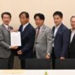 ノーモア・ミナマタ訴訟原告団と弁護団から要請書を受け取る日本共産党の水俣病問題ＰＴ＝３０日、衆院第２議員会館