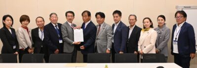 ノーモア・ミナマタ訴訟原告団と弁護団から要請書を受け取る日本共産党の水俣病問題ＰＴ＝３０日、衆院第２議員会館