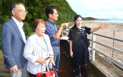 洋上風力発電の候補地となっている海岸で調査する（左から）平良、福田、田村、にいたにの各氏＝４日、鹿児島県いちき串木野市