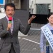 にいたに候補（右）への支持を訴える田村氏＝２日、鹿児島県いちき串木野市