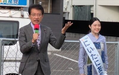 にいたに候補（右）への支持を訴える田村氏＝２日、鹿児島県いちき串木野市