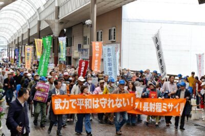 パレードに出発する参加者ら＝１１月９日、熊本市