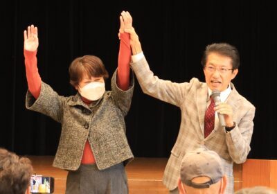 声援に応える（右から）田村、岩本の両氏＝２３日、長崎県松浦市