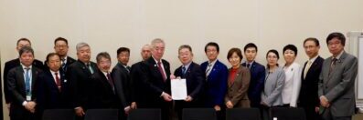 全建総連の鈴木委員長たち（左側）から要請書を受け取る日本共産党国会議員団＝１１月２７日、衆院第２議員会館