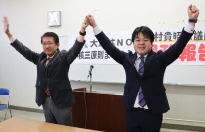 声援に応える（左から）田村、筒井の両氏＝１２月１８日、長崎市