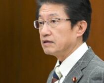上野賢一郎厚労相に質問する田村貴昭議員＝１１月２８日、衆院厚労委