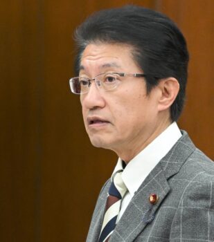 上野賢一郎厚労相に質問する田村貴昭議員＝１１月２８日、衆院厚労委