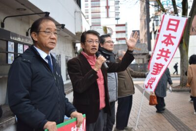 朝のあいさつを交わす（左から）大石、田村、出口の各氏＝１２月１５日、北九州市・ＪＲ西小倉駅