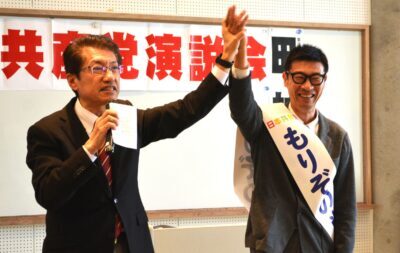GHもりぞの候補（右）への支援を訴える田村氏＝１２月２１日、鹿児島県指宿市