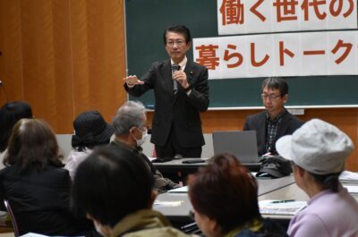 GHトーク集会で訴える田村議員（中央）＝１２月２０日、大分県佐伯市