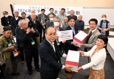 署名を田村貴昭衆院議員（右奥から２人目）らに手渡す全生連メンバー＝４日、国会内