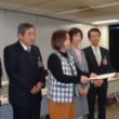 GH要望書を手渡す党熊本県委員会のメンバーと田村氏（左から５人目）＝１２月２２日、福岡市