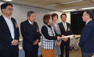 GH要望書を手渡す党熊本県委員会のメンバーと田村氏（左から５人目）＝１２月２２日、福岡市