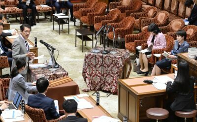 質問する田村貴昭議員=12月10日、衆院予算委①