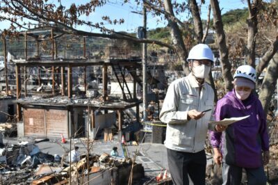 GH被災地を調査する田村議員（右から２人目）＝１２月２０日、大分市佐賀関