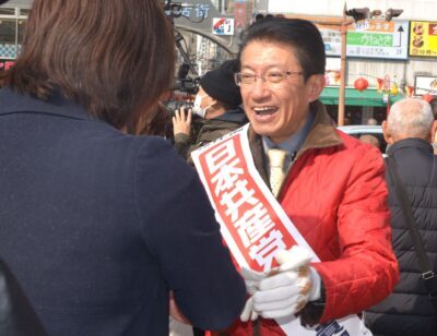 GH演説後にあいさつを交わす田村候補（中央）＝１月２９日、長崎市