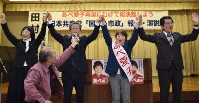 声援に応える（右から）田村氏、あべ氏＝10日、佐賀県嬉野市