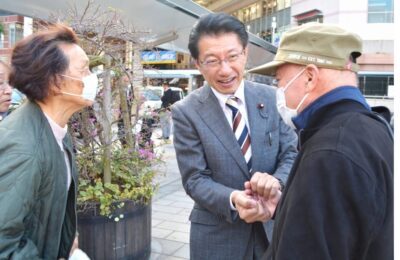 演説を聞いた市民と対話する田村氏（中央) =19日、鹿児島市