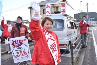 訴える（右から）田村氏とあべ候補＝21日、佐賀県嬉野市