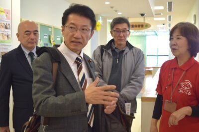 説明を受ける田村（前列左）、堀内（後方左）両氏＝16日、福岡市中央区