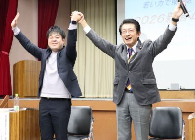 声援に応える（右から）田村、つつい、の両氏＝12日、長崎市