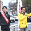 市民とあいさつを交わす田村氏（右）と宇土浩一郎市議＝５日、北九州市小倉北区