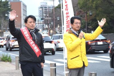 市民とあいさつを交わす田村氏（右）と宇土浩一郎市議＝５日、北九州市小倉北区