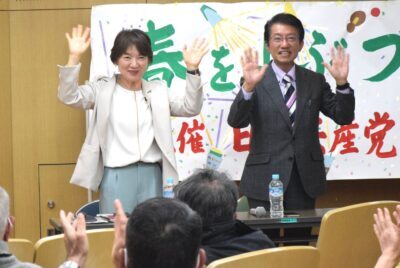 会場の声援に応える（左から）白川、田村の両氏＝21日、福岡市中央区