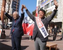 田村候補とともに声援に応える（左）市田副委員長＝３日、宮崎市