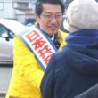 支援者と握手する田村候補（左）＝６日、福岡県太宰府市