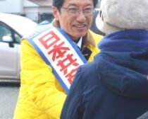 支援者と握手する田村候補（左）＝６日、福岡県太宰府市