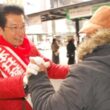 （写真）支援者の激励を受ける田村氏＝７日、福岡市