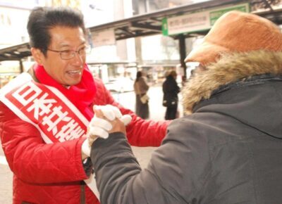 （写真）支援者の激励を受ける田村氏＝７日、福岡市