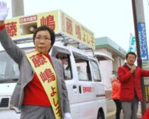 暮らし、平和守る議席をと訴える（左から）藤嶋、田村両氏＝８日、福岡県宮若市