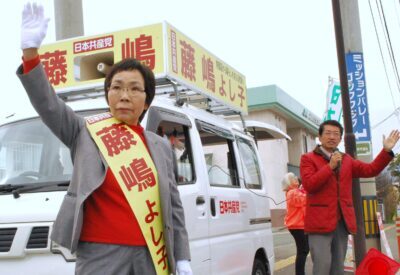 暮らし、平和守る議席をと訴える（左から）藤嶋、田村両氏＝８日、福岡県宮若市