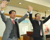 議席奪還に向け決意を固め合う（右から）山口、田村両氏＝29日、福岡市西区
