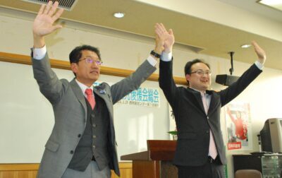 議席奪還に向け決意を固め合う（右から）山口、田村両氏＝29日、福岡市西区