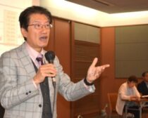 集いで訴える田村氏（左）＝３月２２日、北九州市戸畑区