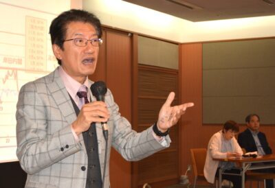 集いで訴える田村氏（左）＝３月２２日、北九州市戸畑区