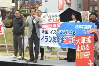 連帯あいさつする田村氏（左から２人目）＝３月２２日、福岡市中央区