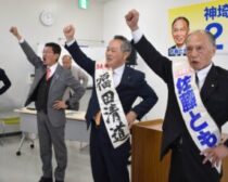 団結を固める（左２人目から）田村、福田、佐藤各氏＝29日、佐賀県神埼市