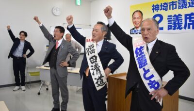 団結を固める（左２人目から）田村、福田、佐藤各氏＝29日、佐賀県神埼市