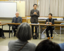 あいさつする田村氏（正面、右から２人目）＝３月３日、宮崎市