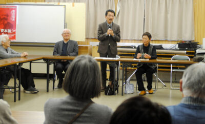 あいさつする田村氏（正面、右から２人目）＝３月３日、宮崎市