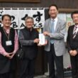山田（左から２人目）、渡辺（左端）の両氏らに義援金を届ける（右へ）堤、田村の各氏＝３月１８日、大分市佐賀関