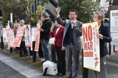 「戦争反対」を訴える（右から）美馬、田村、猿渡の各氏ら＝４日、大分県別府市