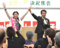 会場の声援に応える（左から）かわの、田村の両氏＝５日、福岡県小郡市